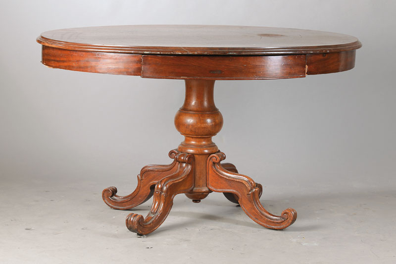 Salontisch, norddeutsch, um 1860, Mahagonifurnier auf Eichekorpus, ovale Platte mit Zargenschub, Balusterschaft mit 4 geschweiftenAuslegern, Teile ...
