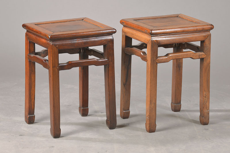 Paar Beistelltischchen, China, um 1900, Mahagoni massiv, typische schlichte Formgebung, l. abgesetzte Füßchen, seitl. Versproßung, sehr dekorativ ...