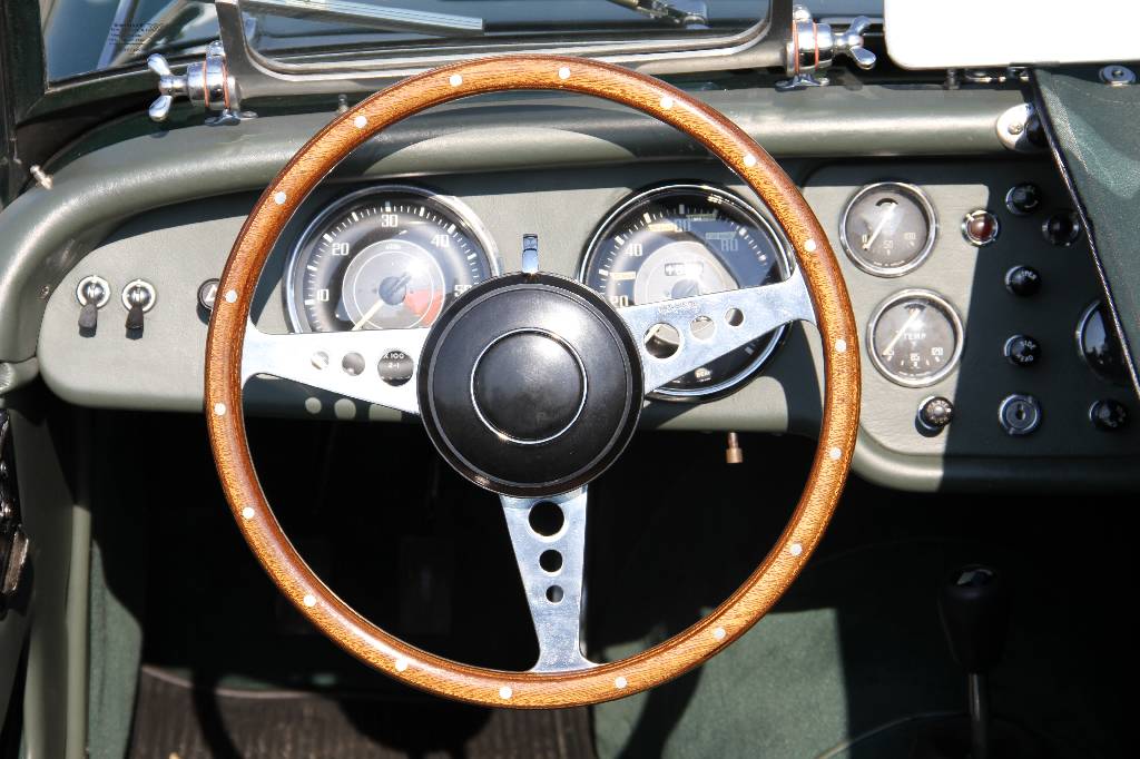 Detail h: Triumph TR3A, EZ 07.1960, 6.713 miles abgelesen, HU 07.2017, H-Zulassung, 64 kW/ 87 PS, 4-Zylinder, 4-Gang Schaltgetriebe, british racing green, ...