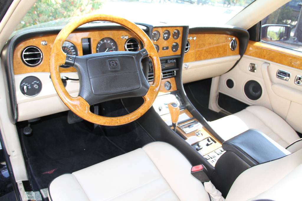 Detail c: Bentley Azure Cabriolet, EZ 07.1997, Laufleistung ca. 48.770 miles, 286 kW/ 389 PS, 8-Zylinder, Automatikgetriebe, schwarz, Leder beige, Classic Data ...