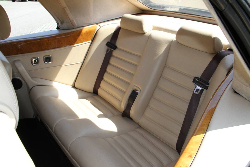 Detail d: Bentley Azure Cabriolet, EZ 07.1997, Laufleistung ca. 48.770 miles, 286 kW/ 389 PS, 8-Zylinder, Automatikgetriebe, schwarz, Leder beige, Classic Data ...