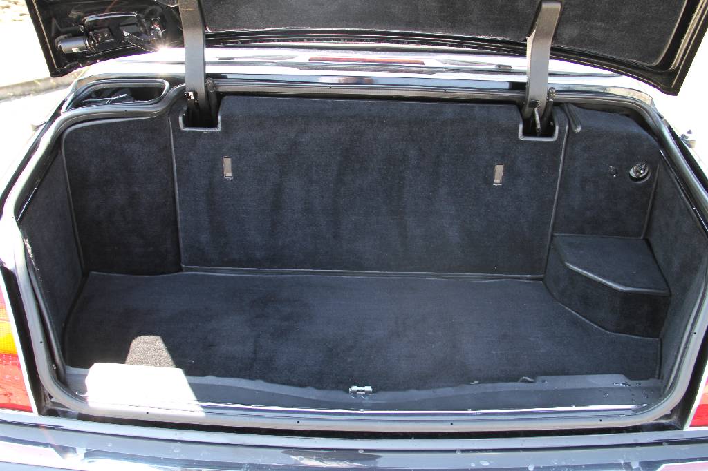 Detail e: Bentley Azure Cabriolet, EZ 07.1997, Laufleistung ca. 48.770 miles, 286 kW/ 389 PS, 8-Zylinder, Automatikgetriebe, schwarz, Leder beige, Classic Data ...