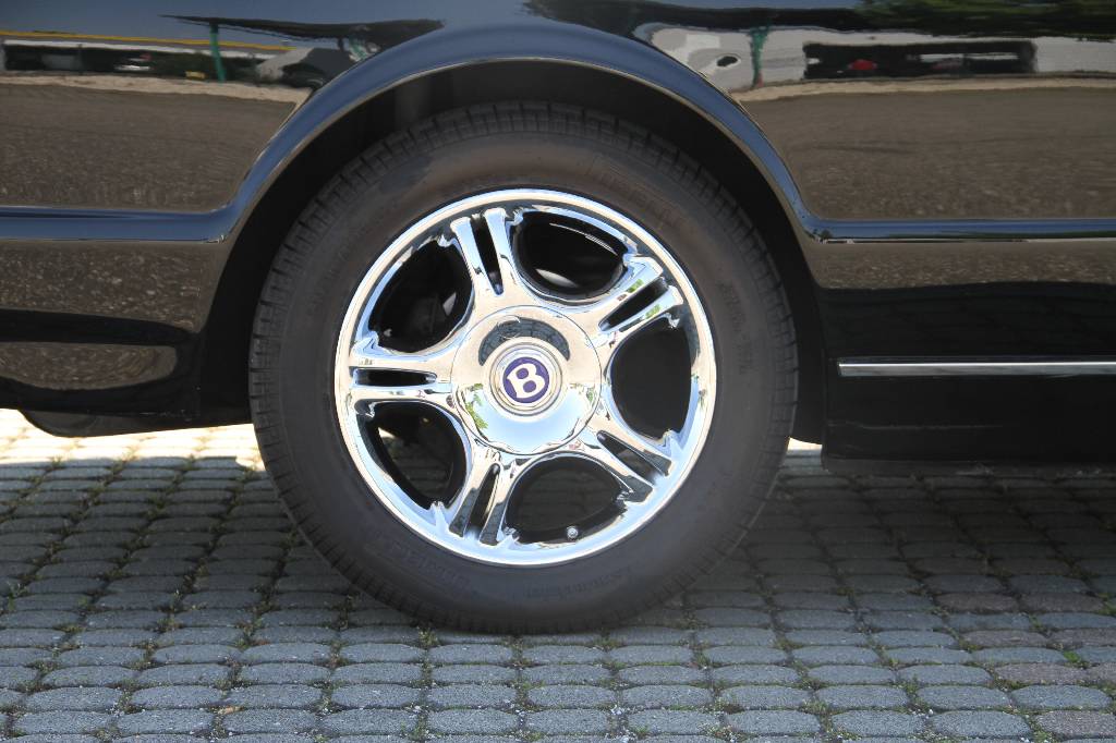 Detail f: Bentley Azure Cabriolet, EZ 07.1997, Laufleistung ca. 48.770 miles, 286 kW/ 389 PS, 8-Zylinder, Automatikgetriebe, schwarz, Leder beige, Classic Data ...