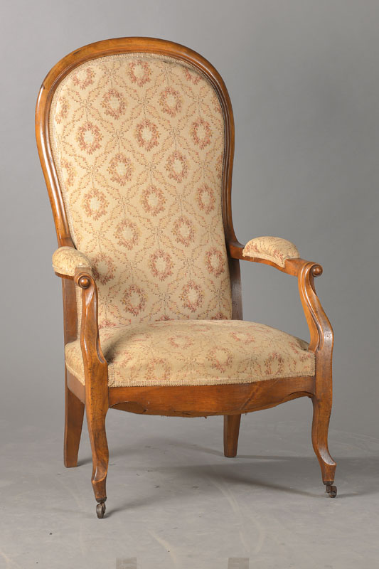 Voltaire-Sessel, süddeutsch, um 1850/60, Nussbaum massiv, löffelformige Rückenlehne, elegant geschwungen u. gerieft, Vorderbeine auf Rollen, alt ...