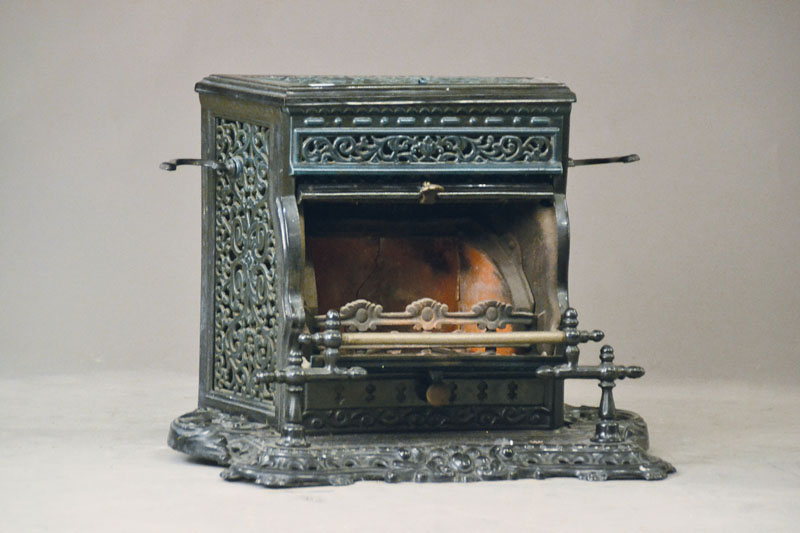 Ofen, Frankreich, um 1900/10, Gußeisen, z.T. in vielfacher arabesker Durchbrucharbeit, frontale Rollklappe, Funktion nicht geprüft, Alterssp., ca. ...