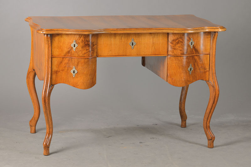 Bureau-plat um 1860/70, Nussbaum auf Weichholzkorpus, Eiche massiv, allseitig geschwungene Platte, darunter 5 Schübe, geschwungene Beine, wohl aus ...
