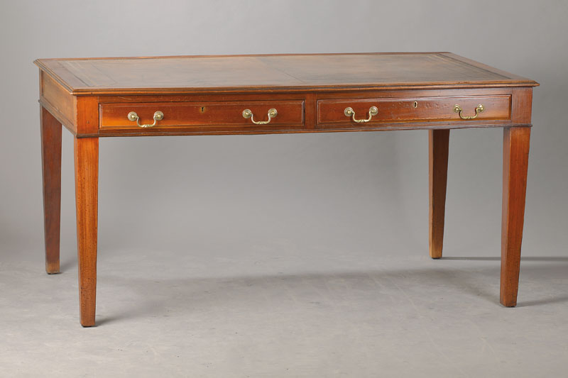 Bureau-plat, England, um 1900, Mahagoni massiv, Schreibplatte mit goldgeprägtem Leder beschlagen, 2 Zargenschübe, konisch verlaufende Beine, ...