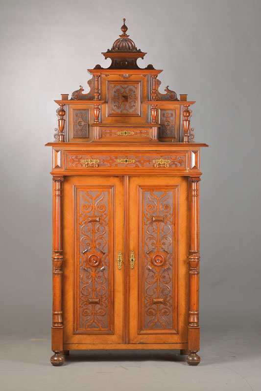 Vertiko, Gründerzeit, um 1880, Nussbaumfurnier auf Weichholzkorpus, 2-türig, Innen 3 Einlegebretter, Überbauschub von 2 Vollsäulen gestützt, ...