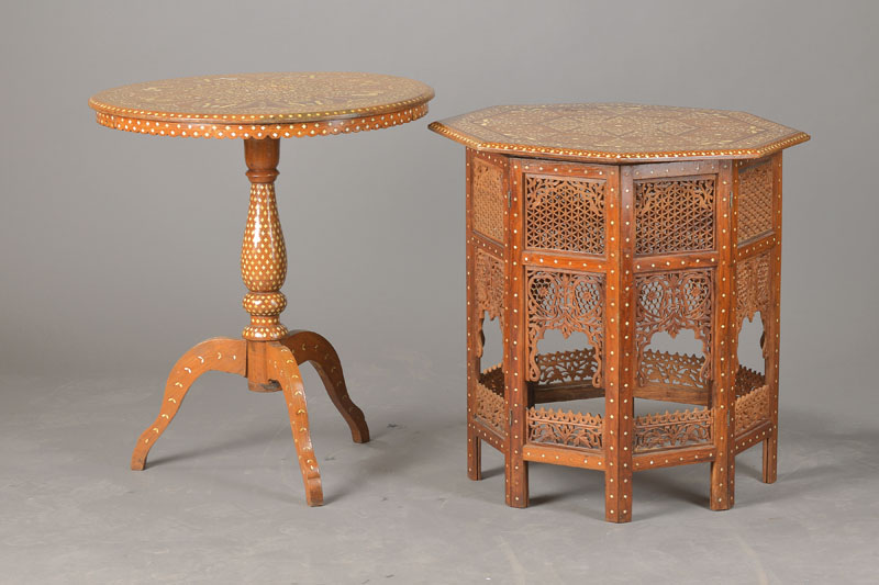 Paar Beistelltischchen, orientalisch, um 1900,. Teakholz mit stiltypischen Einlagenarbeiten in Bein, ein Tisch mit runderPlatte u. gedrechseltem ...