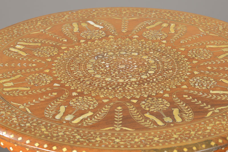 Detail a: Paar Beistelltischchen, orientalisch, um 1900,. Teakholz mit stiltypischen Einlagenarbeiten in Bein, ein Tisch mit runderPlatte u. gedrechseltem ...