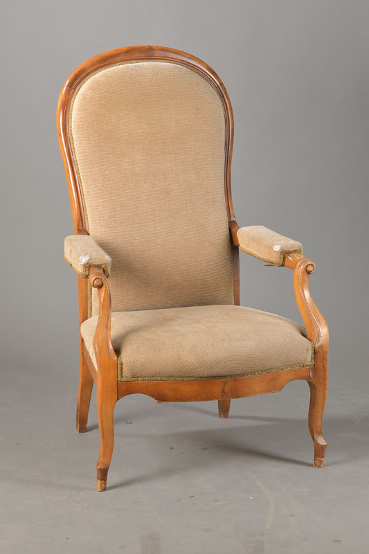 Voltaire-Sessel, deutsch, um 1840, Nussbaum massiv, Löffelform, vielfach umlaufend gerieft, Lehne verstellbar mit orig. Mechanik, Polster u. Bezug ...