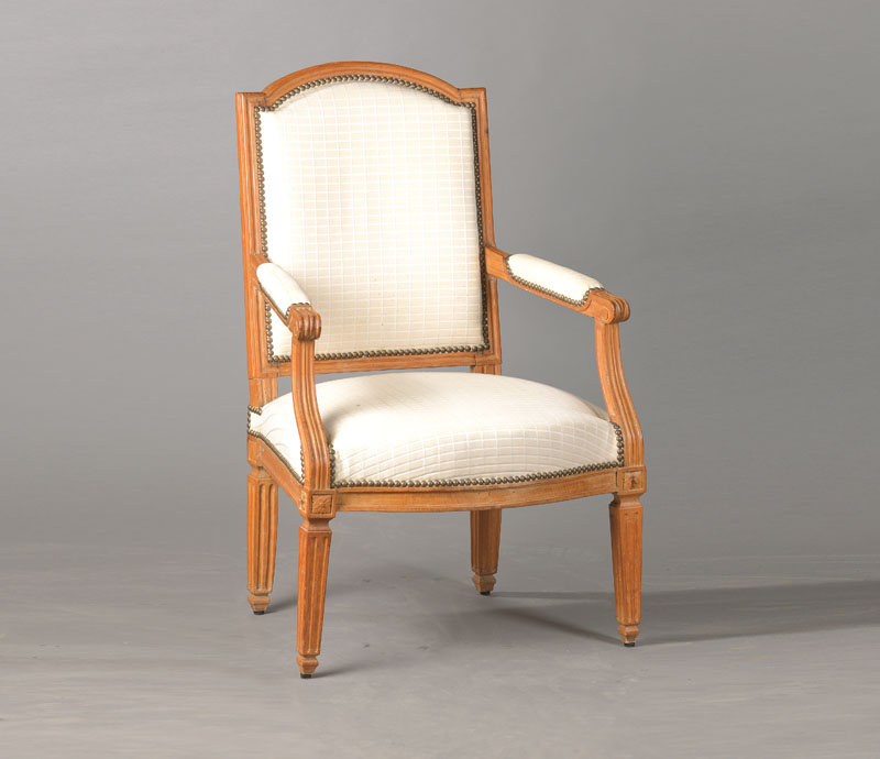 Louis-Seize-Fauteuil, um 1790/1800, Kir schbaum massiv, reiner strenger Klassizismus, umlaufend gerieft u. kanneliert, typische kannelierte ...