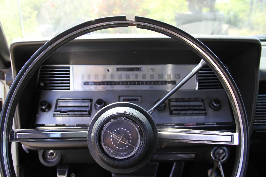 Detail d: Lincoln Continental 4-Door Convertible, EZ 07.1967, Laufleistung ca. 69.700 miles abgelesen, H-Zulassung, Automatikgetriebe, weiß, Leder schwarz, ...