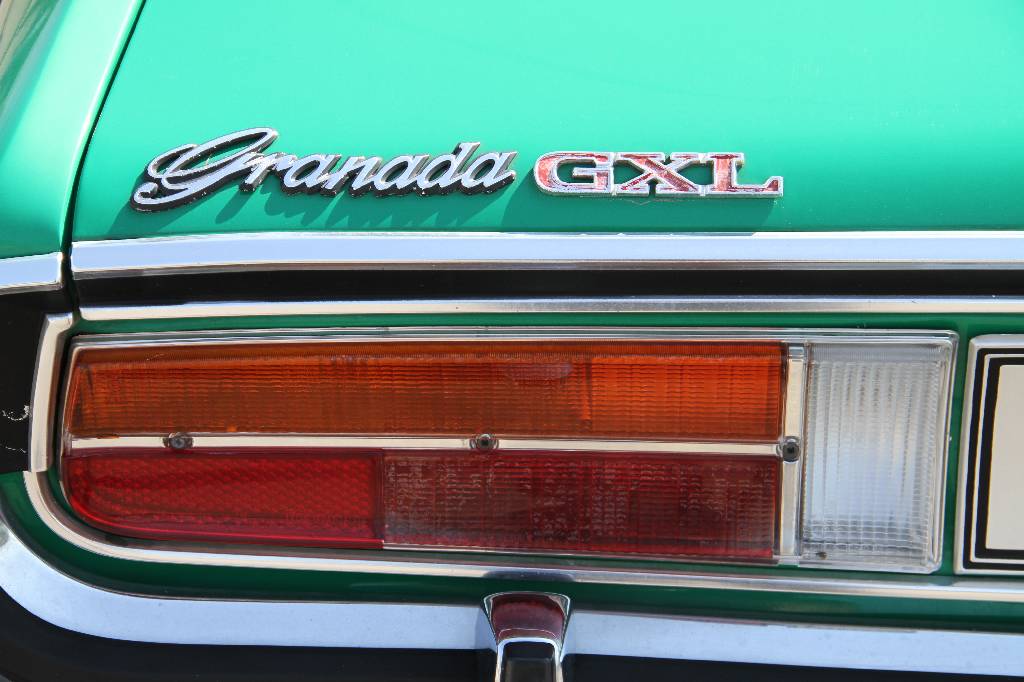 Detail e: Ford Granada GXL, EZ 12.1973, Laufleistung ca. 86.840 km, H-Zulassung, 92 kW/ 125 PS, 6- Zylinder, Automatikgetriebe, grün, schwarz, Getriebe ...