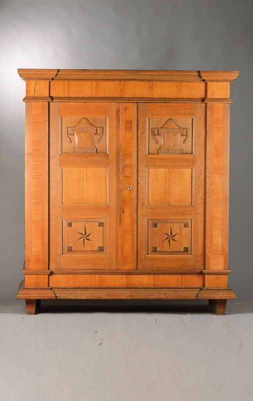 Kleiderschrank, Bodensee, Biedemeier, um 1820 /30,Korpus Eiche und Kirschfurnier z.T. querverlegt und auf Rahmen gearbeitet, aufgelegte ...