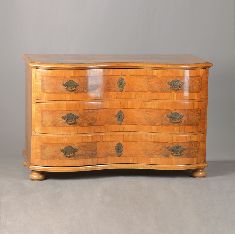 Barockkommode, Kurpfalz, wohl Mannheim um 1750, Korpus Weichholz, Wurzelnußfurnier, 3 -schübig, Front doppelt geschweift mit typischen ...