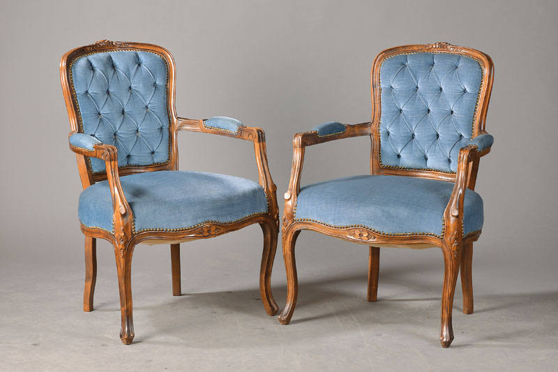 2 Stuhlsessel, Frankreich, um 1900, Nussbaum, massiv, allseitig geschweift, gerillt, reiche Blumenapplikationen aus dem Vollholz geschnitzt, Bezüge ...