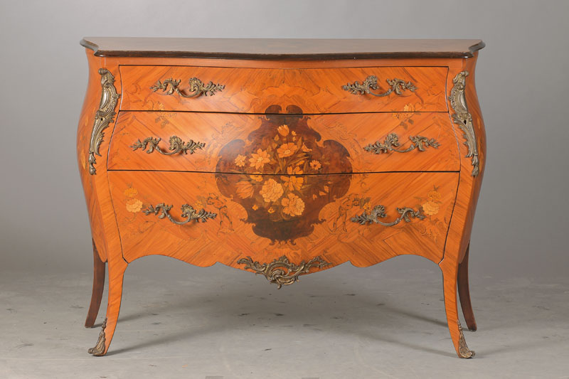 franz. Stilkommode, um 1920, nach dem Vorbild 1760, Korpus Hartholz, Rosenholz, verspiegelt ver- legt in Kartuschen, reiche Blumenintarsien in ...