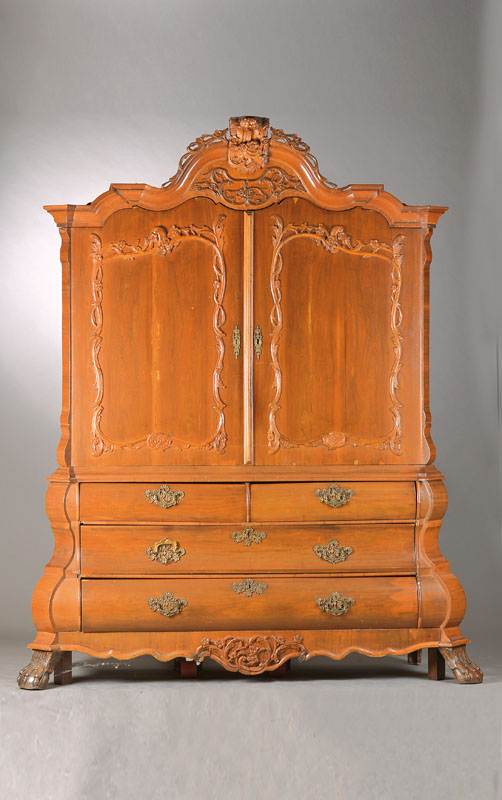 Aufsatzschrank, Niederlande, um 1750/60, Korpus Eiche, mahagonie Furnier, z.T. verspiegelt verlegt, Türen auf Rahmen gearbeitet, Front Unterteil; in ...
