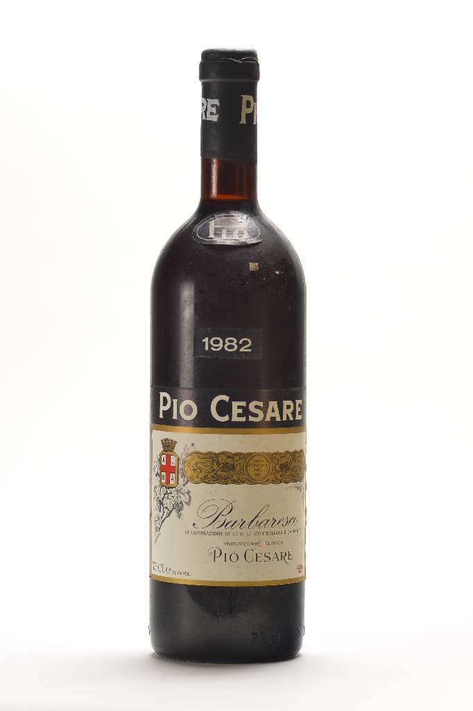 2 Flaschen 1982 Pio Cesare Barbaresco, ca. 75 cl, ca. 13,5 % Vol., je ca. top shoulder, unverkostet, selten im Angebot, Etiketten l. beschmutzt