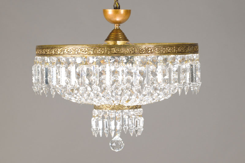 prachtvoller Messing/Prismenlüster, Empire Stil der 20/30 Jahre, Reliefplastisches Rondell auf 2 Ebenen mit feiner Ornamentik, reiche korbförmig ...