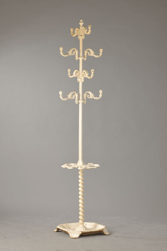 Garderobe/Kleiderständer, deutsch, um 1900, Eisenguß weiß gefasst,acht bewegliche Kleiderhaken, reich verziert, im unteren Teil mit ...