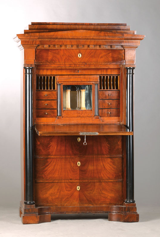 Standsekretär, wohl norddeutsch, Raum Berlin, um 1825, Mahagoni- bzw. Pyramidenmahagonifurnier z.T. doppelt gespiegelt verlegt auf Weichholzkorpus, ...