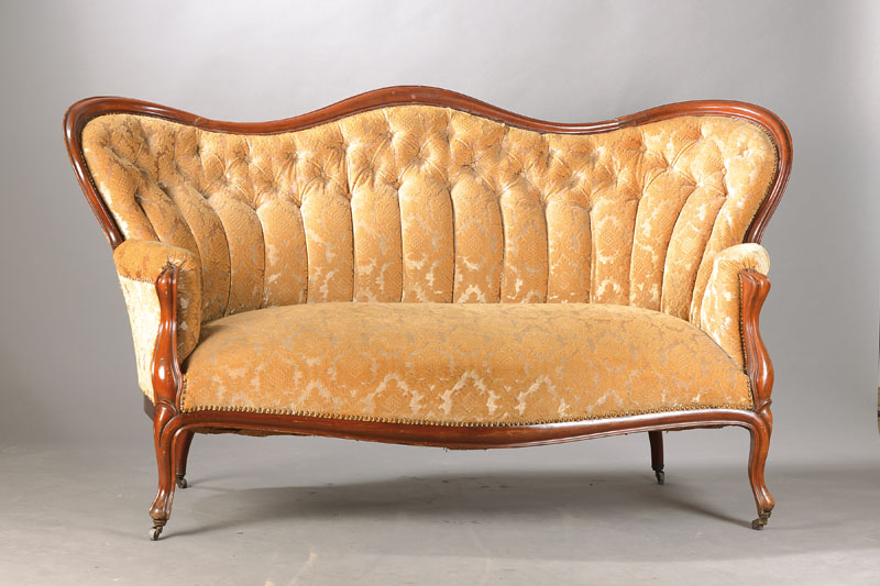 Salonsofa, sog. Canape Causeuse, deutsch, um 1840/45, Nussbaum auf Mahagoni gebeizt, allseitig geschwungen, gerieft mit kleinen Voluten in den ...