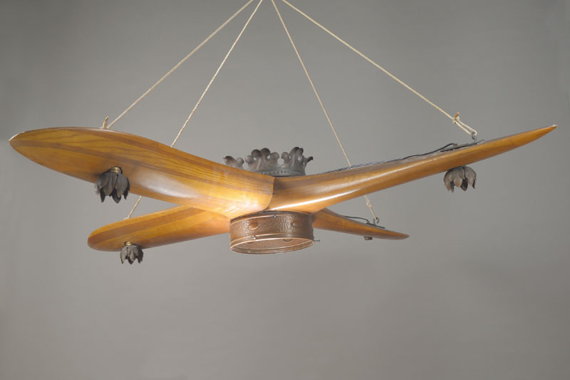 Ausgefallene Deckenlampe aus einem Flugzeugpropeller der 30er Jahre, Nussbaum u. Esche massiv, eine Brennstelle mittig auf der Unterseite, 4-fache ...