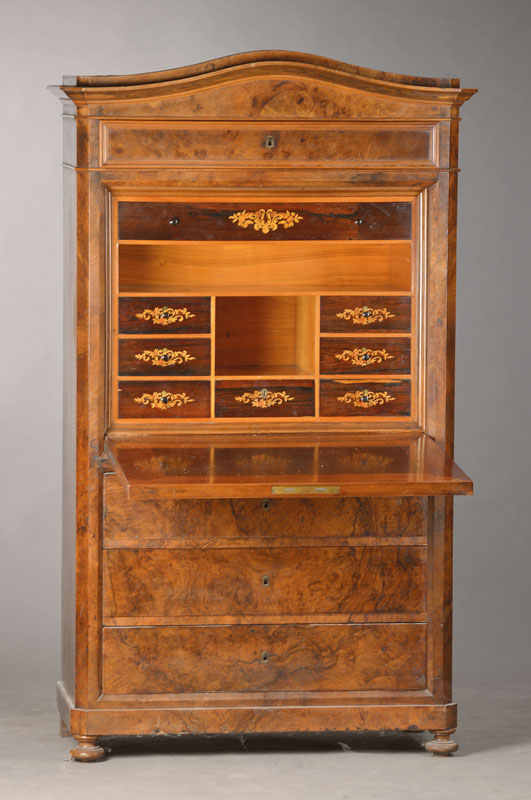 Standsekretär, mitteldeutsch, um 1850/60, Nussbaumfurnier mit kontrastierend in Palisander furniertem Innenleben, Innenleben 8-schübig mit ...