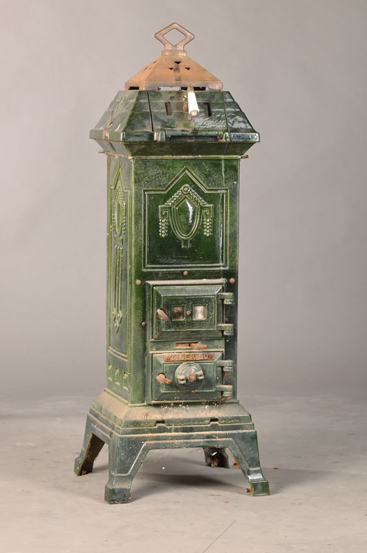 Kleiner Jugendstilofen, deutsch, um 1910, Grün emailiert, stiltypische abstrakte Jugendstil-Ornamente, Funktion nicht geprüft, sehr dekorativ, H. ...