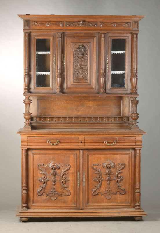 Aufsatzbuffet, wohl Belgien um 1880/90, Eiche massiv, 2-türige Kredenz mit applizierten Kartuschenschnitzereien in den Füllungen, 2 Schübe ...