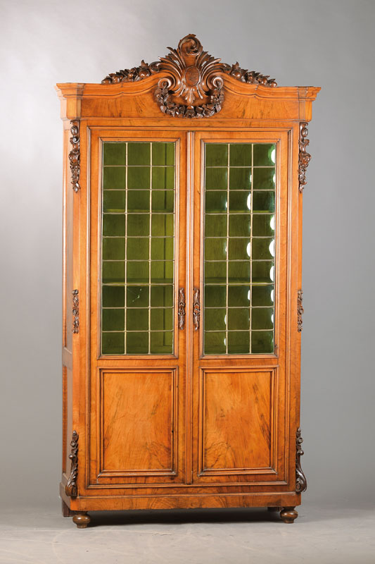 Vitrine, wohl Frankreich, um 1860, Louis- Philippe, Nußbaumfurnier, 2-türig, Ecken abgeschrägt mit applizierten Blütenschnitzereien, ergiebige ...