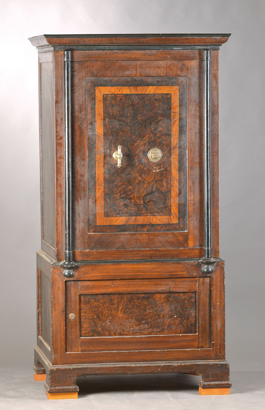 Geldschrank/Tresor, um 1910-20, "Fabrik von Wilh. Lennartz in Aachen", massive Konstruktion, sehr gut in Nussbaum/Wurelnuss-Imität, Tür ...