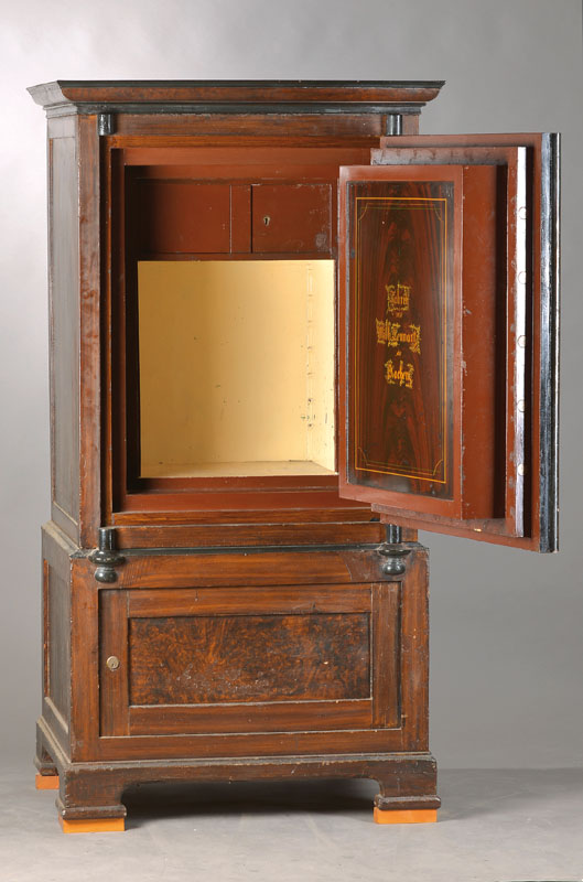 Detail a: Geldschrank/Tresor, um 1910-20, "Fabrik von Wilh. Lennartz in Aachen", massive Konstruktion, sehr gut in Nussbaum/Wurelnuss-Imität, Tür ...