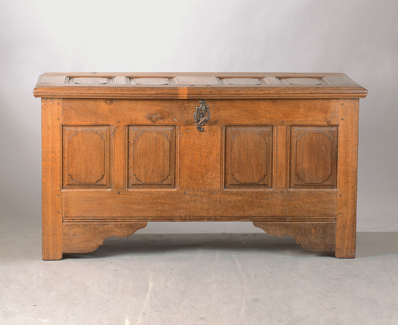 Flachdeckeltruhe, wohl Hessen, um 1800, Eiche massiv, komplett auf Rahmen gearbeitet, Füllungen mit aus dem Vollholz geschnitzten Feldern, Innen ...