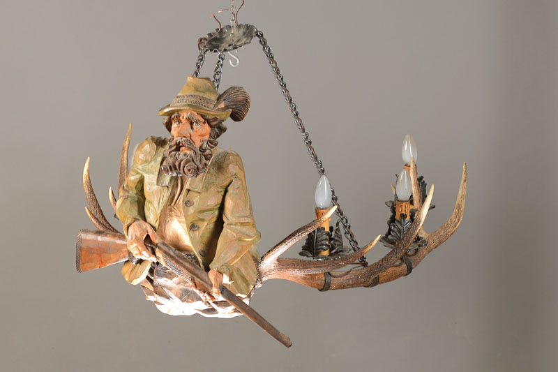 Deckenlampe sog. Lüstermännchen, 20.Jh. Lt. Einlieferer geschnitzt vom südd. Holzbildhauer Kurt Wierer Monguelfo, bärtiger Jäger mit Gewehr, ...