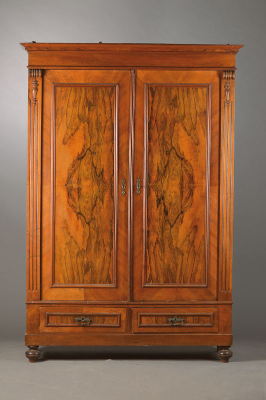 Garderobenschrank,deutsch, um 1880/90, Gründerzeit, Nussbaumfurniert, 2-türig mit 2 Sockelschüben, stiltypische schlichte Gründerzeitornamentik ...