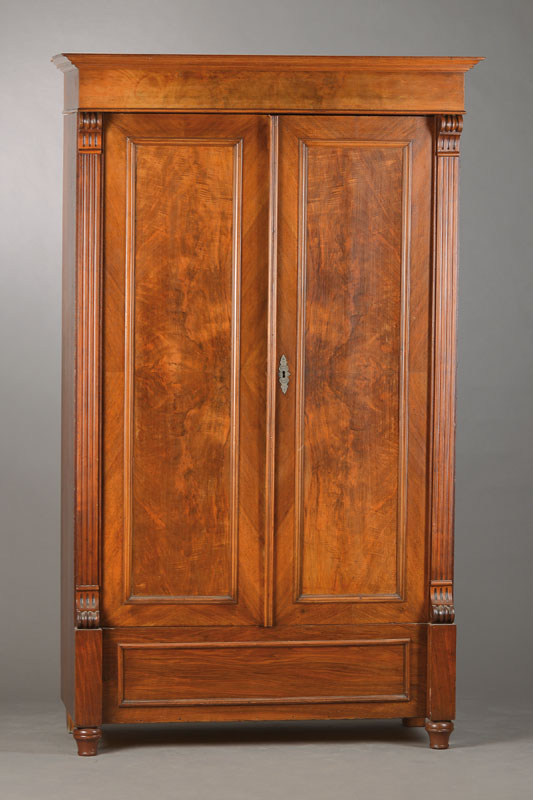 Garderobenschrank, deutsch, um 1880/90, Nussbaum- bzw. Wurzelnussfurnier z.T. auf Kreuzfuge auf Weichholzkorpus verlegt, 2 seitl. Pilaster in ...