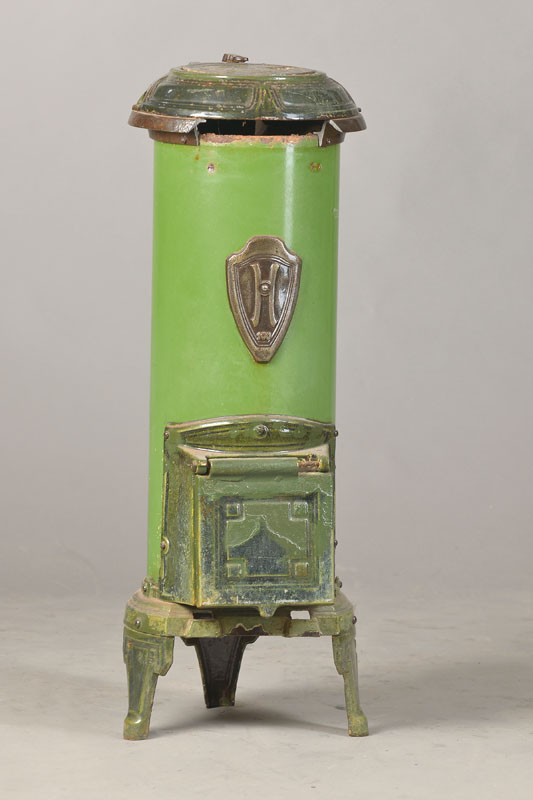 Jugendstilofen, deutsch, um 1905/10, Grün emailliert, Funktion nicht geprüft, mit Besch., H. ca. 80 cm, D. ca. 32 cm