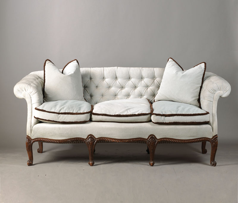 Vielfach geheftetes Sofa, Frühes 20. Jh., Nussbaum-Gestell üppig im Chesterfield-Stil gepolstert u. geheftet, 3 Sitzkissen, Gestell im Barockstil ...