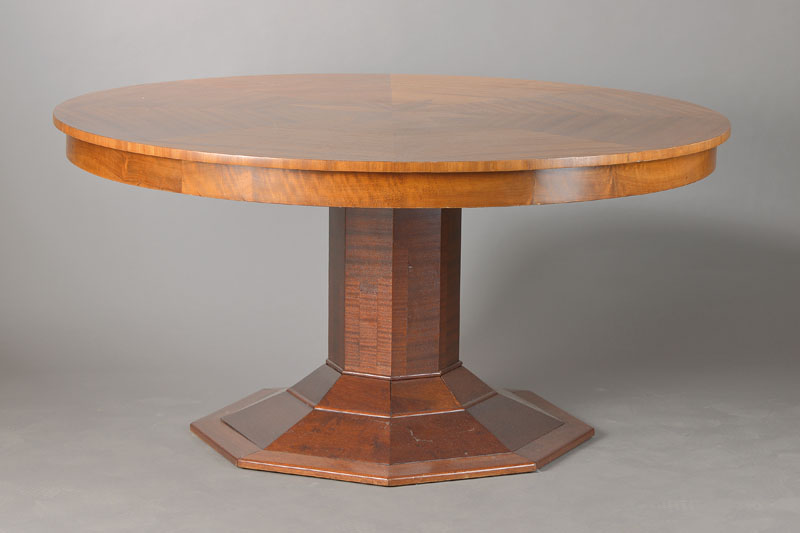 Tisch, deutsch, um 1950, Korpus Weichholz, Mahagonifurnier, Furnier z.T. sternförmig verlegt, sechsfach facettiert, Fuss passig, ca. 78x151cm