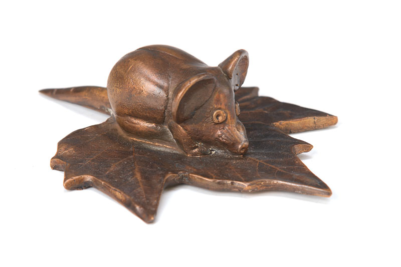 Gernot Rumpf, geb. 1941, Platanenblattmaus, Bronze, signiert, nummeriert 1/25, Gießerstempel Strehle, Länge ca. 12,5 cm