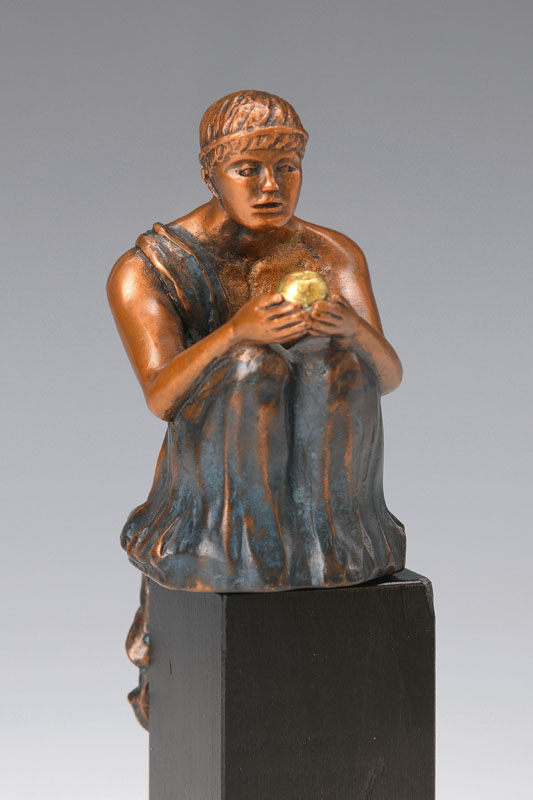 Patrizia Guerresi, geb. 1951 Verona, Bronzeskulptur auf Holzsockel, signiert und nummeriert 173/7500, Gesamthöhe ca. 17,5 cm, Figur lose auf Sockel
