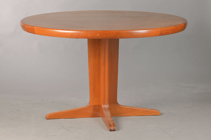 Ausziehtisch, Entwurf Niels O. Møller ,Dänemark, 60/70er Jahre, Teakholz massiv mit 2 Ausziehplatten, im kleinen Format mit Sternfuß und runder ...