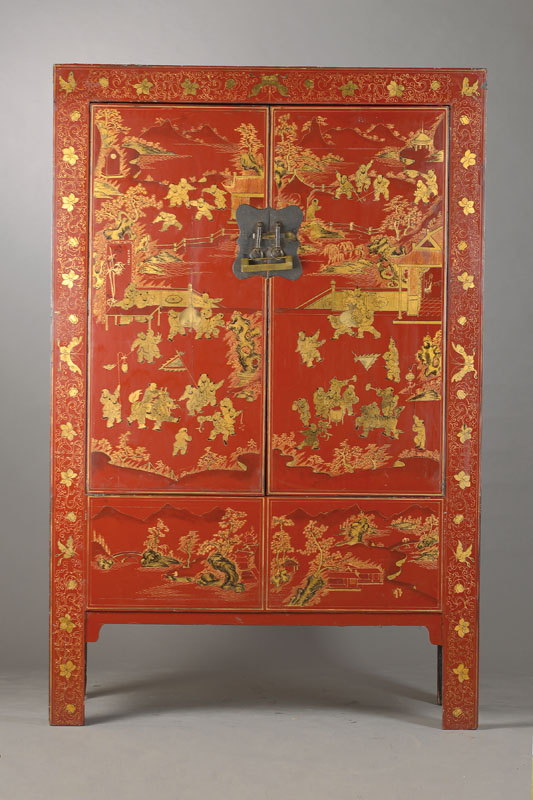 Chinesischer Vorratsschrank, frühes 20.Jh., Mahagoni, roter Lackgrund, 2-türig, Innen mit Einlegebrett, in kontrastierendem Gold verschiedenste ...