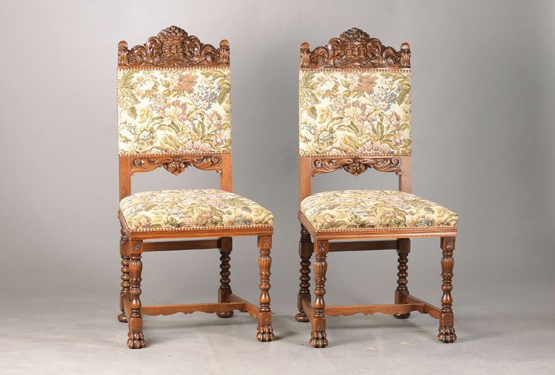 5er Satz Renaissance-Stil-Stühle, deutsch, um 1925/30, Nussbaum massiv, reich plastisch geschnitzt, Lehnenbekrönung als Satyr in detailreicher ...