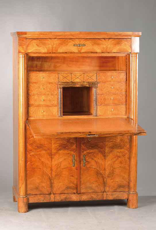 Standsekretär, südwestdeutsch, um 1825/30, Nussbaum- bzw. Pyramidennussbaumfurnier doppelt gespiegelt verlegt auf Weichholzkorpus, Überbauschub ...