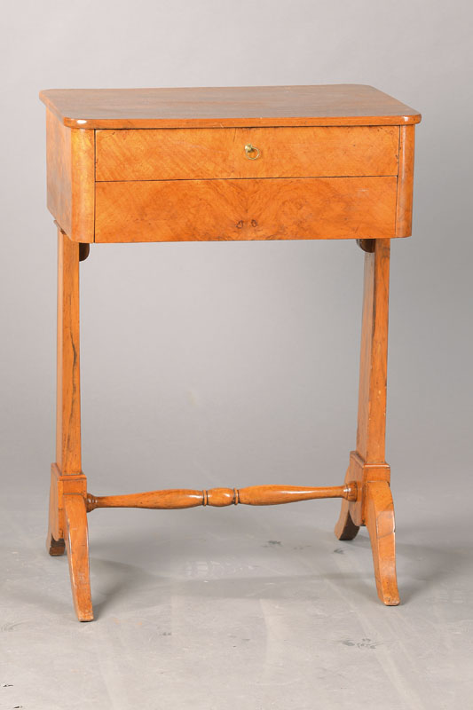 Nähtischchen, deutsch, um 1830, Nussbaum massiv u. furniert, 2-schübiger Kasten auf schmalen Pilastern, geschweifte Beinchen, Schub ohne ...