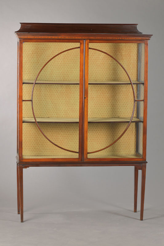 Vitrine, wohl England, frühes 20.Jh., Mahagoni massiv, 3-seitig verglast, Front 2- türig mit großer kreisförmiger Versproßung, lange konische ...